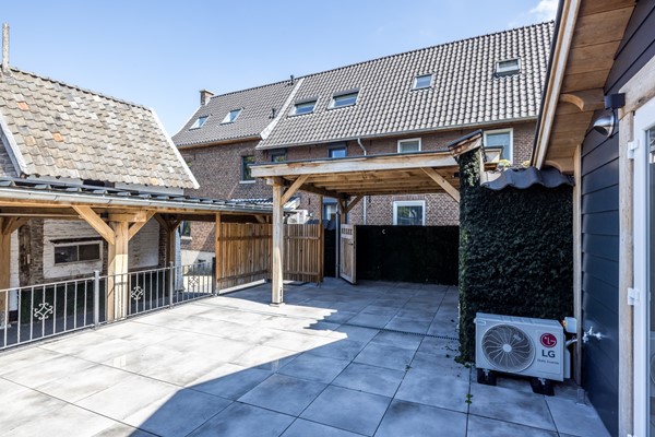 Foto - Te koop: Een woning voor de toekomst met een energielabel van A+++ met een multifunctionele ruimte      (ca 25 m2) en tuin met eiken overkapping en grote eiken carport in het Heuvelland.